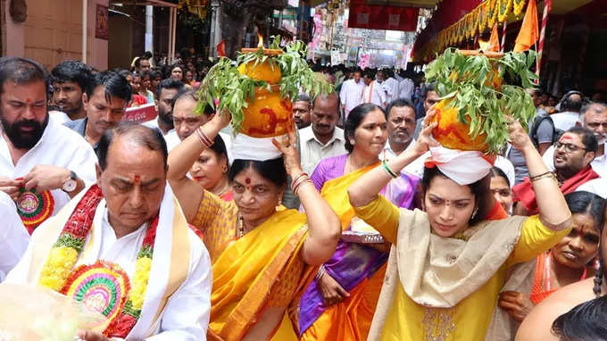 జోరు వానలో పొలంలో వరినాట్లు వేసిన బీఆర్ఎస్ మహిళా ఎమ్మెల్యే