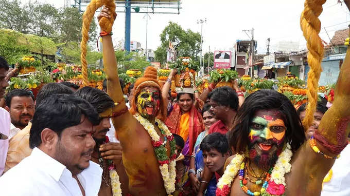 జోరు వానలో పొలంలో వరినాట్లు వేసిన బీఆర్ఎస్ మహిళా ఎమ్మెల్యే