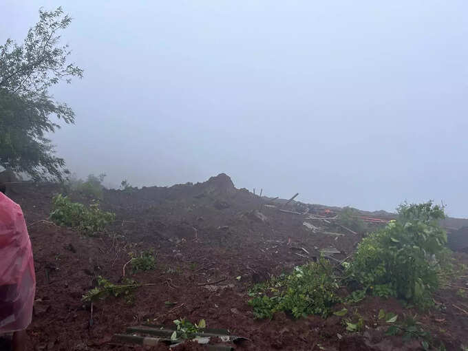 अख्खं गाव झोपेत असताना भूस्खलन झालं