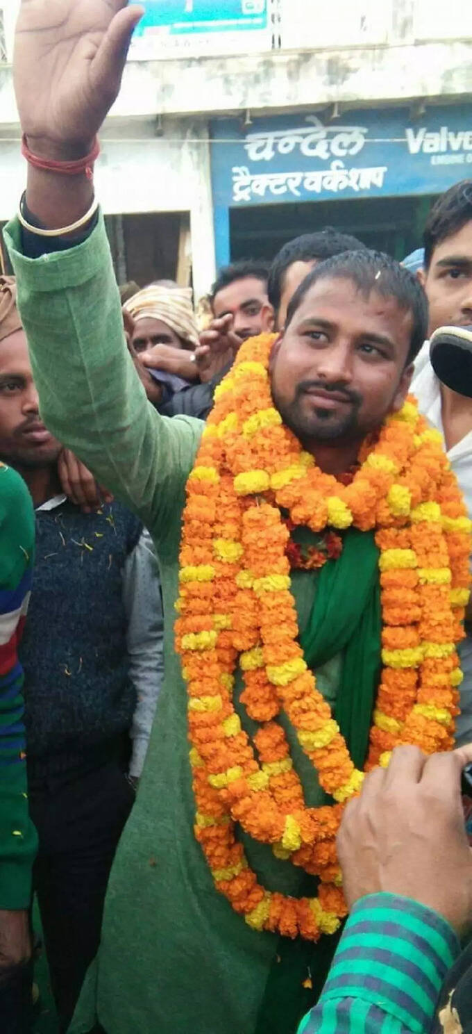 हरे कुर्ते और चप्पल से बनी पहचान