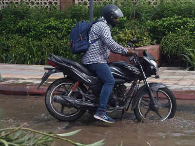 बाढ़ प्रभावित सड़कें बाइक सवारों के लिए बन गई हैं खतरनाक, कई हुए घायल