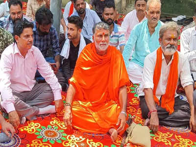 मुजफ्फरनगर में मुस्लिमों के होटलों से हिंदू देवी-देवताओं के नाम हटाने के लिए बवाल, हड़ताल पर बैठे स्‍वामी यश्‍वीर