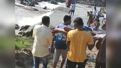 Balaghat News: कछुआ चाल से बन रहा पुल, एक साल बाद भी नहीं हुआ तैयार, खटिया पर मरीज को नदी पर पार करा रहे लोग