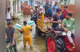 गाजियाबाद में यमुना शांत हुई तो हिंडन ने बरपाया कहर, घरों में पानी घुसने से बेघर हुए सैकड़ों लोग