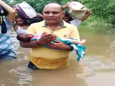 Ghaziabad Flood Photos: गाजियाबाद में हिंडन हुई विकराल, घरों को छोड़ रहे लोग, देखें तस्वीरें