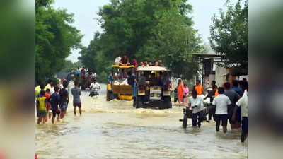 Noida Flood Updates: डूब क्षेत्र की कॉलोनियों में भरा पानी, घर छोड़कर जाने को मजबूर हुए लोग