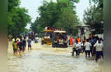 Hindon Flood: हिंडन की बाढ़ ने बेघर कर दिया, कंधे पर घर समेटे दर-बदर हुए लोग, देखिए तस्वीरें