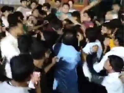 Indore News: मेडिकल स्टूडेंट्स की गुंडागर्दी, सफाईकर्मियों ने गंदगी करने से रोका तो लात-घूंसों से कर दी पिटाई