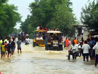 Noida Hindon Flood: कॉलोनियों में घुसा हिंडन का पानी, ये 14 गांव भी आए बाढ़ की चपेट में