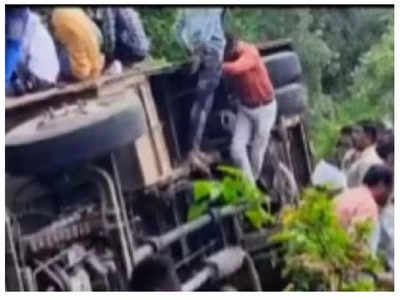 Buldhana ST Bus Accident : बुलढाण्यात एसटीचा अपघात, ५५ प्रवाशांची बस घाटात पलटी