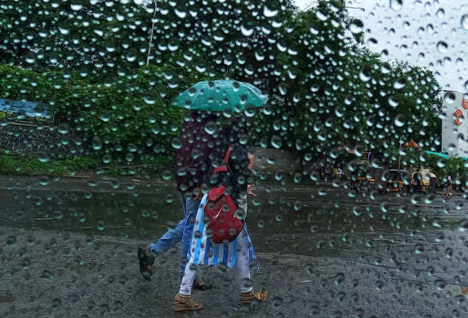 नोएडा में झमाझम बारिश, उमस से मिली राहत