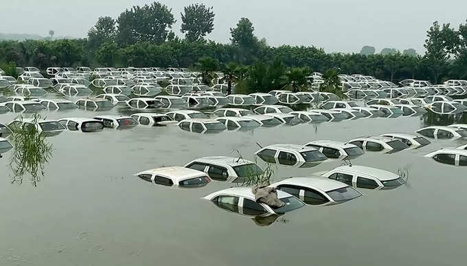 हिंडन की बाढ़ में डूबीं 300 से अधिक कारें