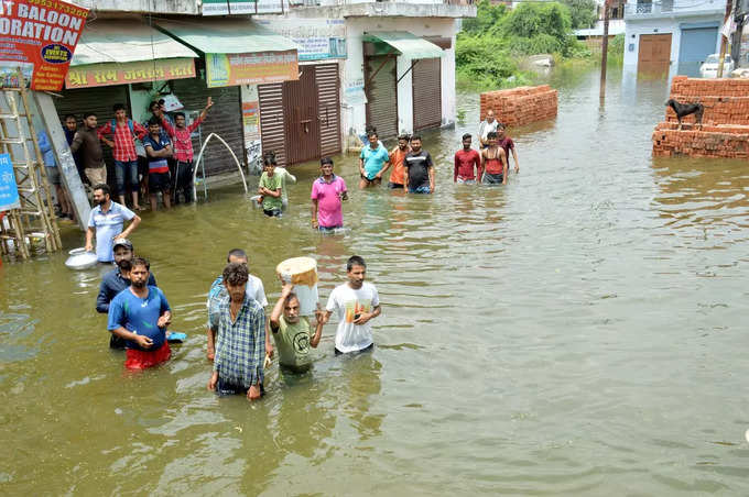 हिंडन में बाढ़: कई इलाके खाली कराए गए, बिजली कटी हो तो यहां करें शिकायत