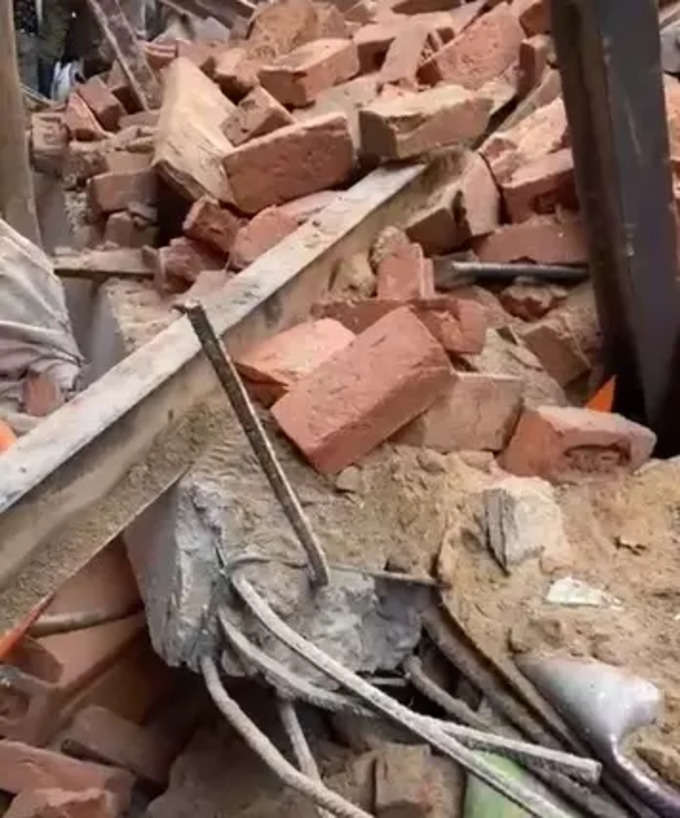 दिल्ली में इमारत का हिस्सा गिरा, दबकर मां-बेटे की मौत