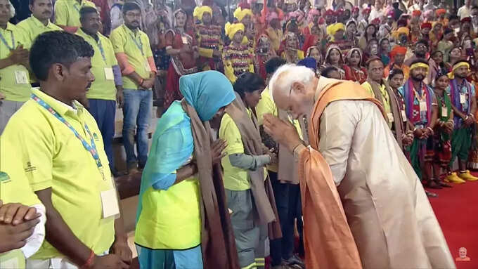 श्रमजीवियों का PM मोदी ने किया सम्‍मान