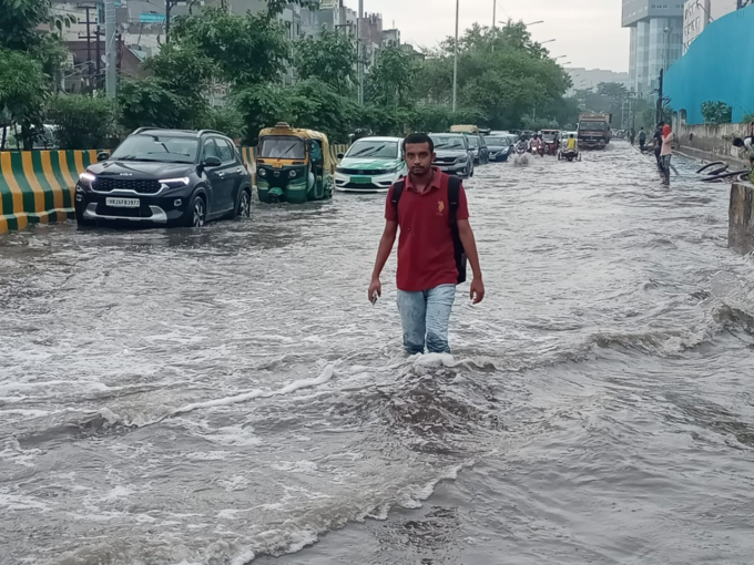 पानी से ट्रैफिक भी स्लो