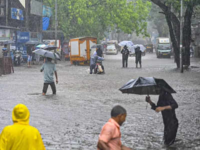 ‘२६ जुलै’च्या आठवणीने धडकी, मुंबईला पावसाने झोडपले, महिनाभरात १२० दिवसांचा पाऊस पडला