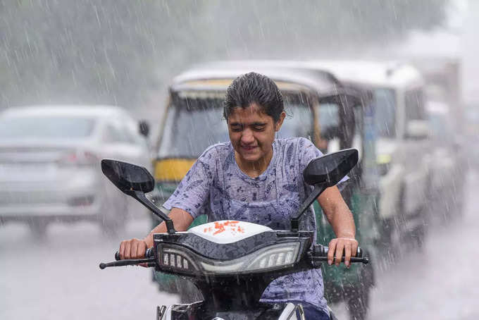 दिल्‍ली में रेकॉर्ड तोड़ रही मॉनसून सीजन की बारिश