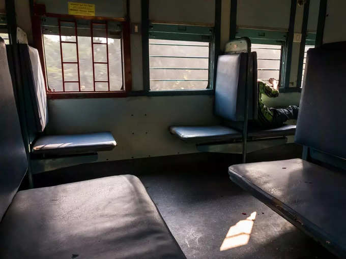 ​<strong>लोअर बर्थ - Lower Berth</strong>​