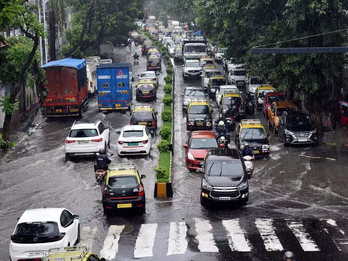 सड़कों पर कई किमी लंबा जाम