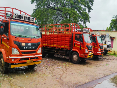 महाराष्ट्रातून ४ ट्रक तेलंगणाला निघाले, पोलिसांनी ४ किमी पाठलाग करून पकडलं; उघडताच फुटला घाम