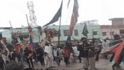 संभल में मोहर्रम के जुलूस में दौड़ा करंट, 4 लोग झुलसे, कैमरे में दर्ज हुआ भयानक हादसा