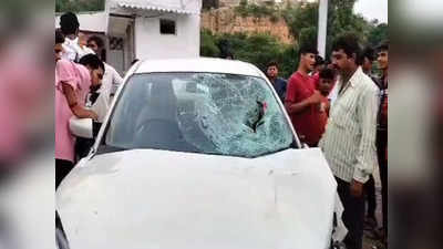 खौफनाक! कार की बोनट पर घिसटती चली गईं महिलाएं, Jhansi में हादसे का ये खतरनाक मंजर रोंगटे खड़े कर देगा