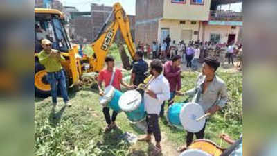 Ujjain News: चाकूबाजी करने वाले आरोपियों के घर बैंड बाजे के साथ पहुंची नगर निगम की टीम, अतिक्रमण पर चलेगा बुलडोजर