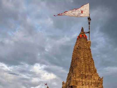 Dwarkadhish Temple: विवाद के बीच द्वारकाधीश मंदिर का ध्वजा स्तंभ टूटा, वैकल्पिक स्थान पर ध्वजारोहण