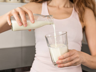 आयुर्वेदानुसार पावसात दूध कसे प्यावे? ज्यामुळे कफ, खोकला होणार नाही उलट औषध म्हणून करेल काम