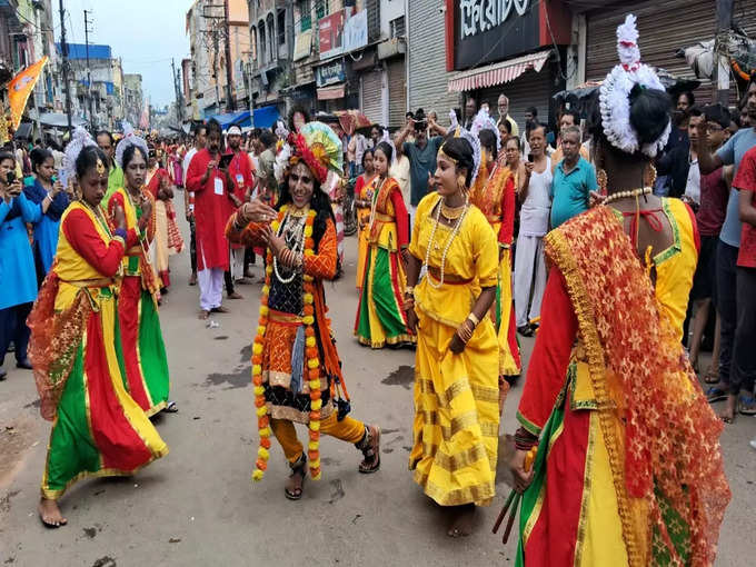 ​মঙ্গল ঘট নিয়ে এই শোভাযাত্রায় অংশ নেন সকলে​