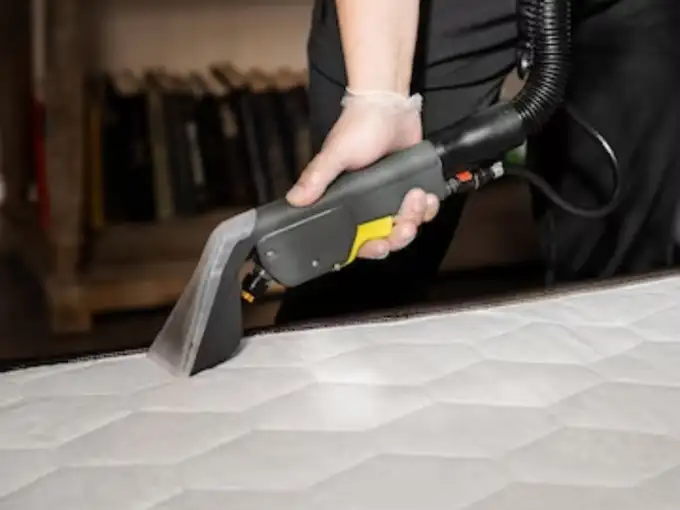 स्टेप 2 मैट्रेस को करें वैक्यूम