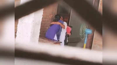 Siwan News: कैमरे में कैद हुई मौलवी की गंदी हरकत, लड़की को किस करने का VIDEO हुआ वायरल तो मचा हड़कंप