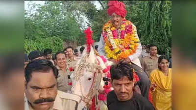 Indore News: ASI को पहले दूल्हे जैसा सजाया फिर घोड़े पर बैठाकर निकाला जुलूस, देखें अनोखी विदाई की तस्वीरें