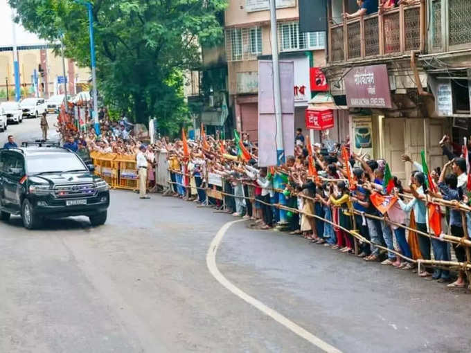 ​पीएम की एक झलक पाने के लिए कतार में खड़े लोग 