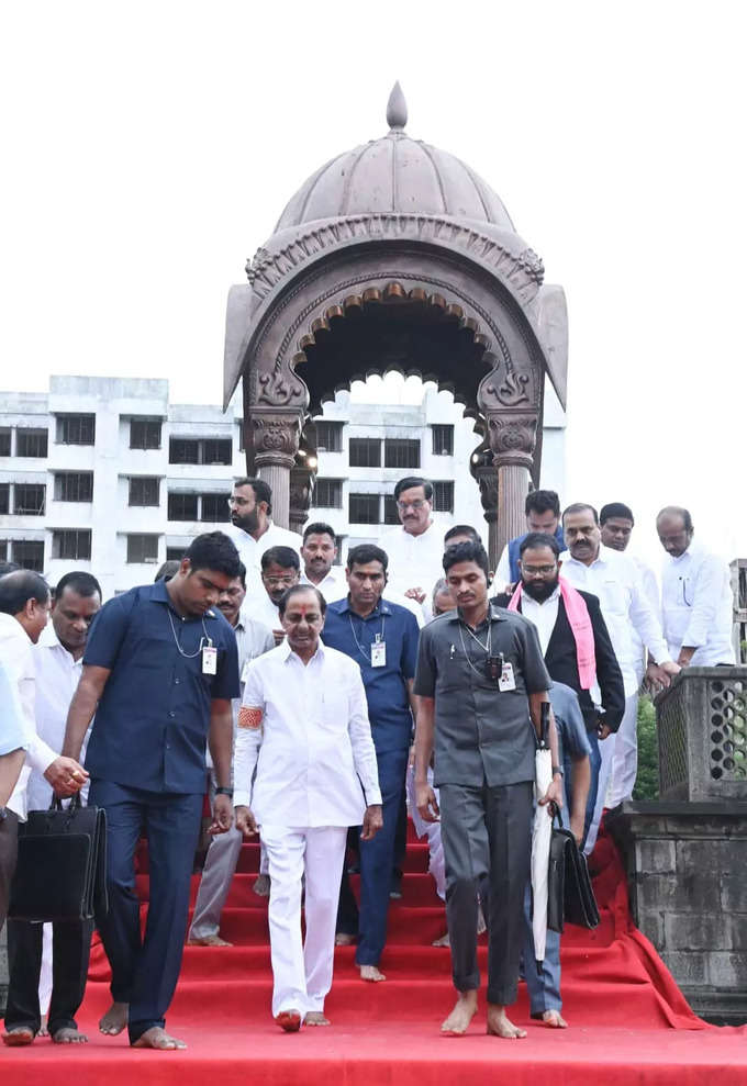 ఛత్రపతి సాహు మహరాజ్ సమాధిని సందర్శించిన సీఎం కేసీఆర్