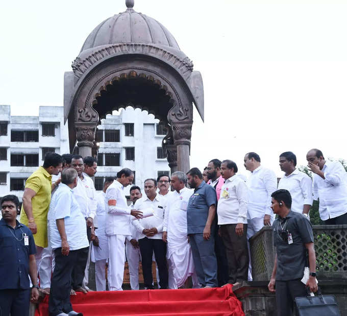 ఛత్రపతి సాహు మహరాజ్ సమాధిని సందర్శించిన సీఎం కేసీఆర్