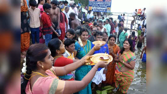 ஆடி 18ஆம் பெருக்கு... ஸ்ரீரங்கம் காவிரி ஆற்றுப் படித்துறையில் புனித நீராடிய பக்தர்கள்!