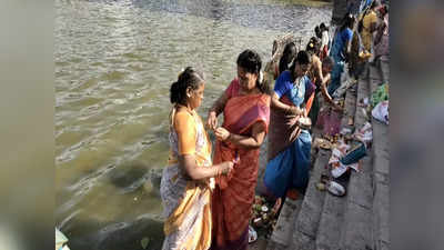 ஆடிப்பெருக்கு 2023: திருவாரூர் கமலாலய குளத்தில் அலைமோதும் சுமங்கலிப் பெண்கள்!