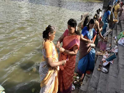 ஆடிப்பெருக்கு 2023: திருவாரூர் கமலாலய குளத்தில் அலைமோதும் சுமங்கலிப் பெண்கள்!