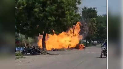 Greater Noida में IGL की गैस पाइप लाइन में विस्फोट, आग की चपेट में आई बाइक जलकर खाक