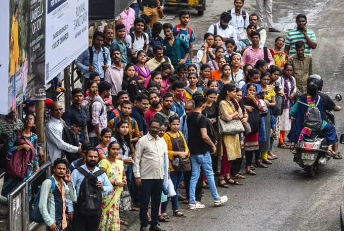 हड़ताल के चलते यात्री फंसे