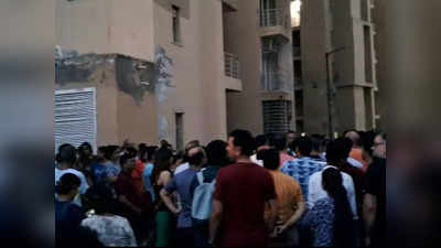 Noida Lift News: नोएडा में लिफ्ट में फंसने से महिला की मौत, लोगों ने काटा हंगामा