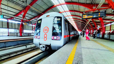 Delhi Metro News: सभी स्टेशनों पर लग सकते हैं प्लैटफॉर्म स्क्रीन डोर, DMRC कर रही है विचार