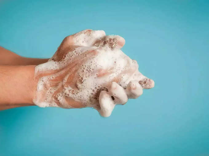 अपने हाथों को नियमित रूप से धोएं