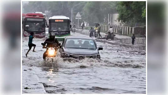 டெல்லியில் மீண்டும் வலுக்கும் பருவமழை... அதிகாலையில் கொட்டிய பலத்த மழை.. திணறும் தலைநகர்!