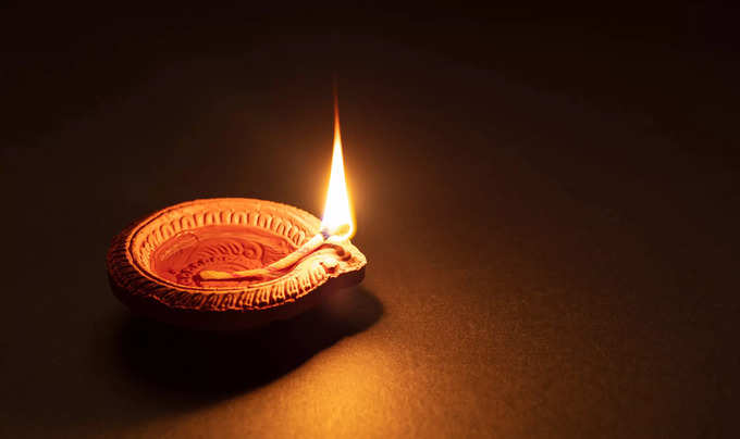 शिव मंदिर में पांच दिए जलाएं