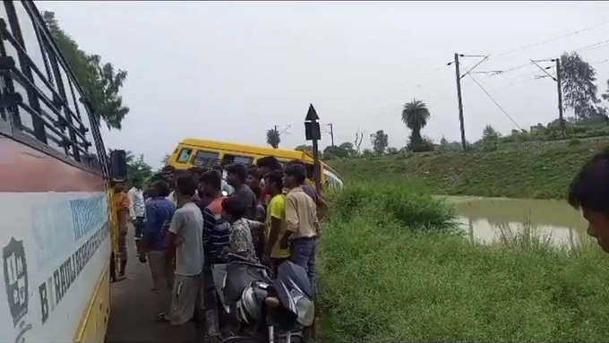 बाराबंकी में स्कूल जा रही बस खाई में गिरी, बस में सवार थे करीब 35 बच्चे