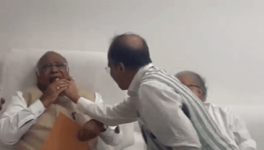 इतने खुश हुए अधीर कि मिठाई से भर दिया खरगे का मुंह