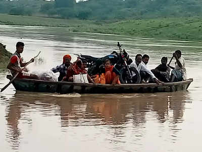 Hamirpur News: हमीरपुर में चन्द्रावल नदी उफनाई, 36 गांवों का संपर्क कटा, नाव से आरपार हो रहे ग्रामीण